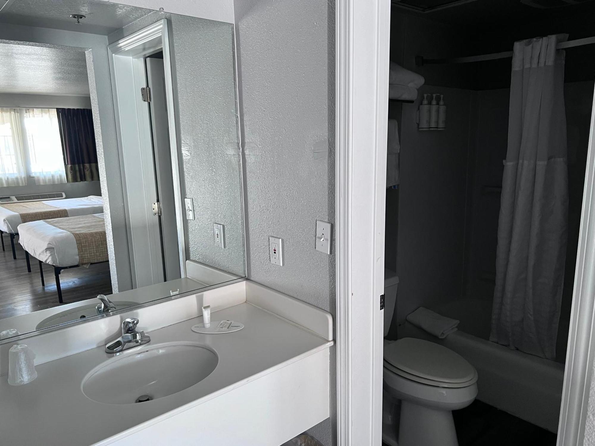 Travelodge By Wyndham Redding Ca Bagian luar foto