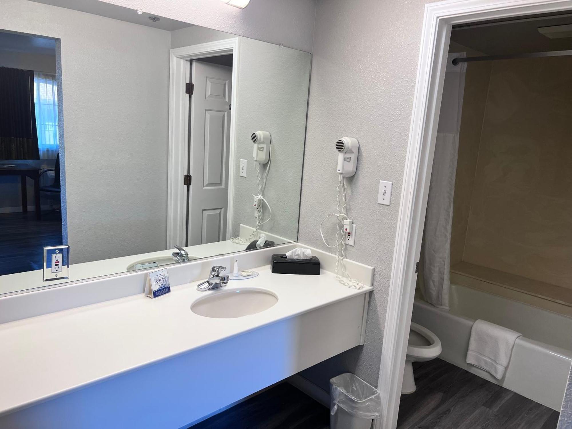 Travelodge By Wyndham Redding Ca Bagian luar foto